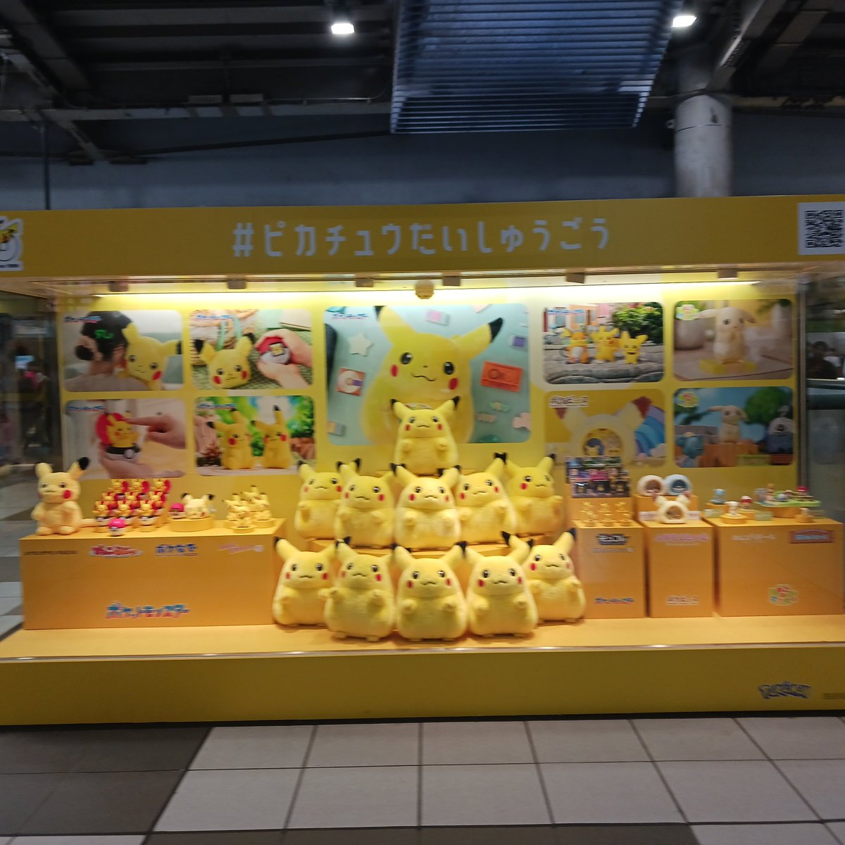 pB92V8MUmjyoZOm's tweet photo. 品川駅にピカチュウがいっぱいいると聞いたので、仕事前に見てきた
朝から可愛くて幸せ https://t.co/FisMiLAwp6
