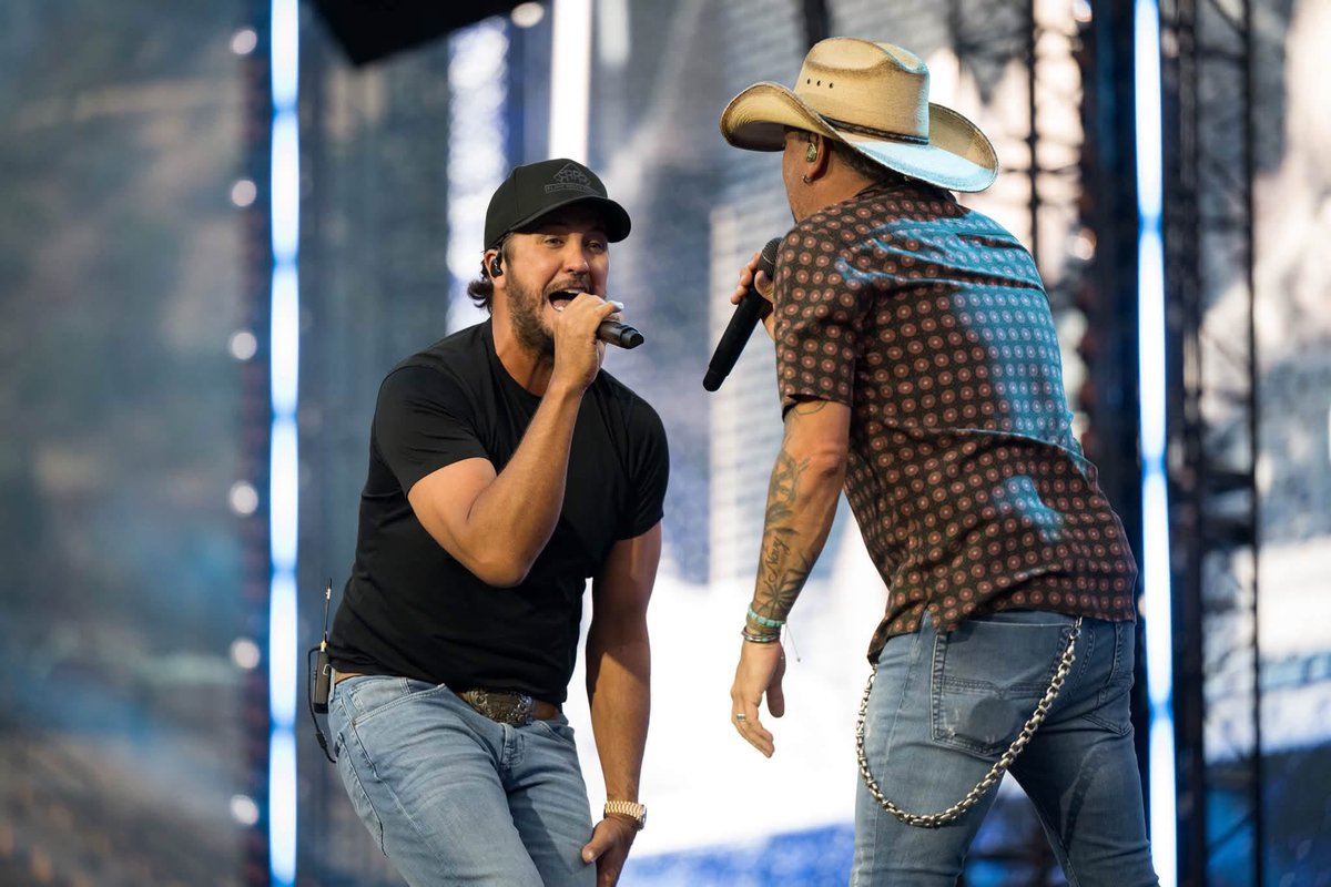 gillianKelley2's tweet photo. #lukebryan https://t.co/Sv0B0uaoDY