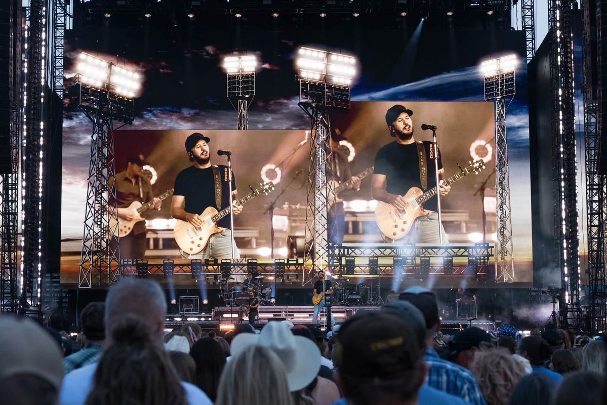 gillianKelley2's tweet photo. #lukebryan https://t.co/Sv0B0uaoDY