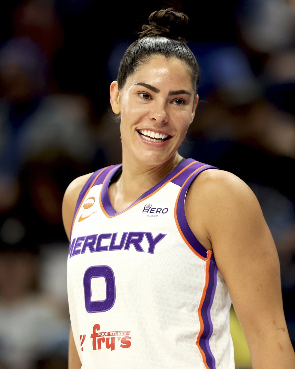 BleacherReport's tweet photo. Kelsey Plum WENT OFF in her Mercury debut 🔥

20 PTS
60% FG
3-5 3FG
DAGGER 3.

All in 20 mins off the bench 😮‍💨 https://t.co/tKq1UTgXLa