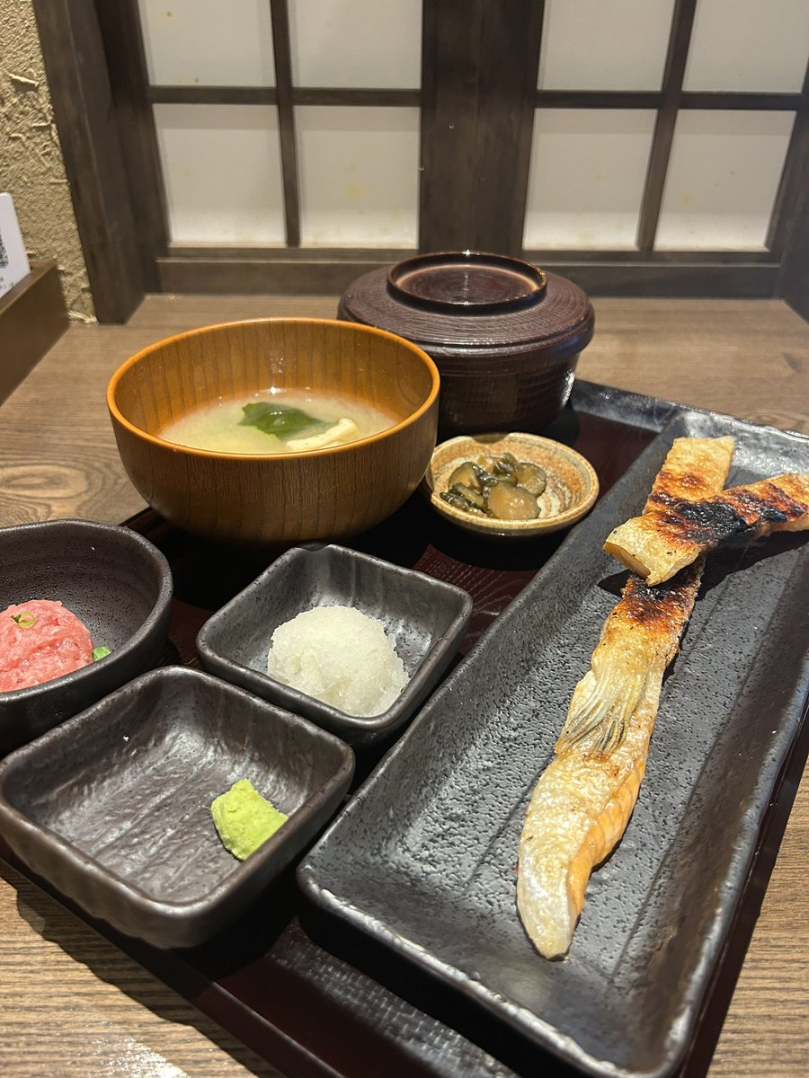 yo_noji's tweet photo. ちゃんと調べたら職場から徒歩5分のところにあった。しかも大量の1人個室完備の店。奥の襖が開いて定食が差し出されます。最高かよ…🥹
#しんぱち食堂 https://t.co/aIeJpeluhu