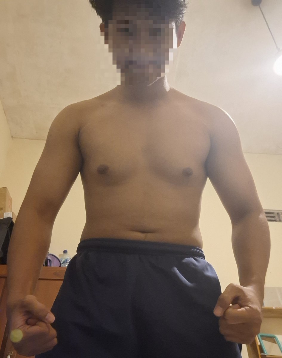 Zennn_ishere_'s tweet photo. Sedikit update badan yang belum seberapa ini. 
Menurut kalian badan masih kecil kaya gini masuk akal ngga kalau beratnya 77 kg? https://t.co/jvzFOfkibP