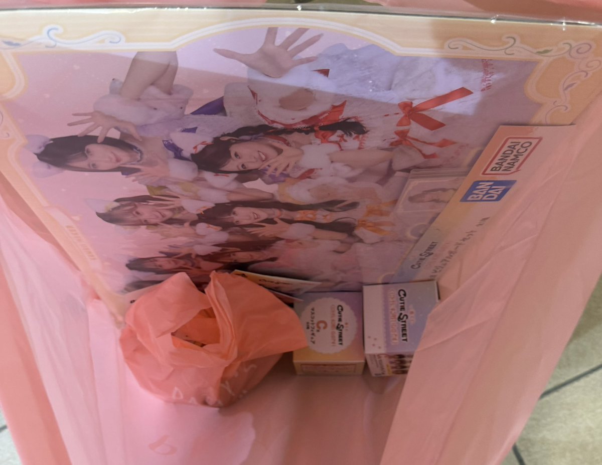MM32_otk's tweet photo. やばい10連でC賞3、A賞出た笑
えこれオフィス持って帰って仕事するの？ https://t.co/UiTBrnAe84
