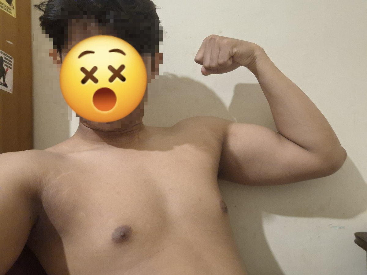 Zennn_ishere_'s tweet photo. Sedikit update badan yang belum seberapa ini. 
Menurut kalian badan masih kecil kaya gini masuk akal ngga kalau beratnya 77 kg? https://t.co/jvzFOfkibP