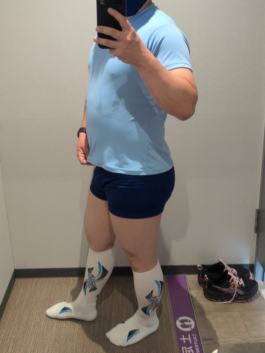 highsocks_gman's tweet photo. 今日も時間なかったのでサクッとジムへ。
このシャツ肌触り良かった☺️

#ハイソックス #highsocks #kneehighsocks #ショートパンツ #shorts #デサント #descente #アシックス #asics #バレーソックス https://t.co/PRDvy6lcxQ