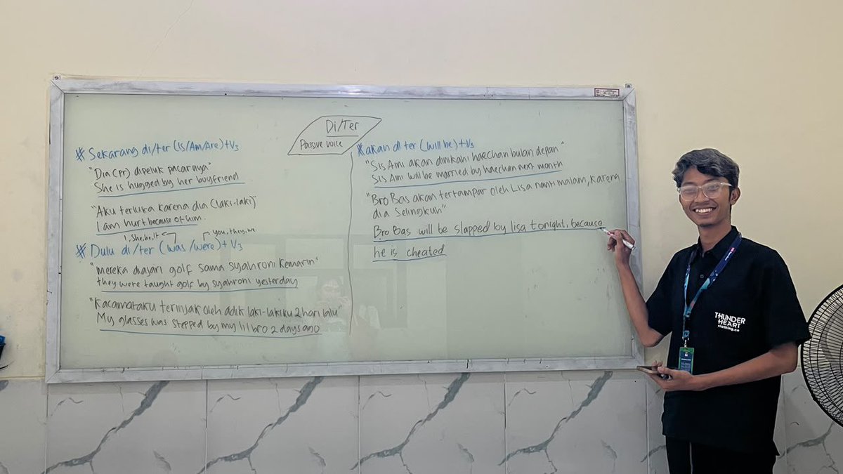 bananadetta's tweet photo. Day 32 at @MrBobSuperSeru , today my member impersonates as a tutor🔥 https://t.co/eD1dc9VmeW