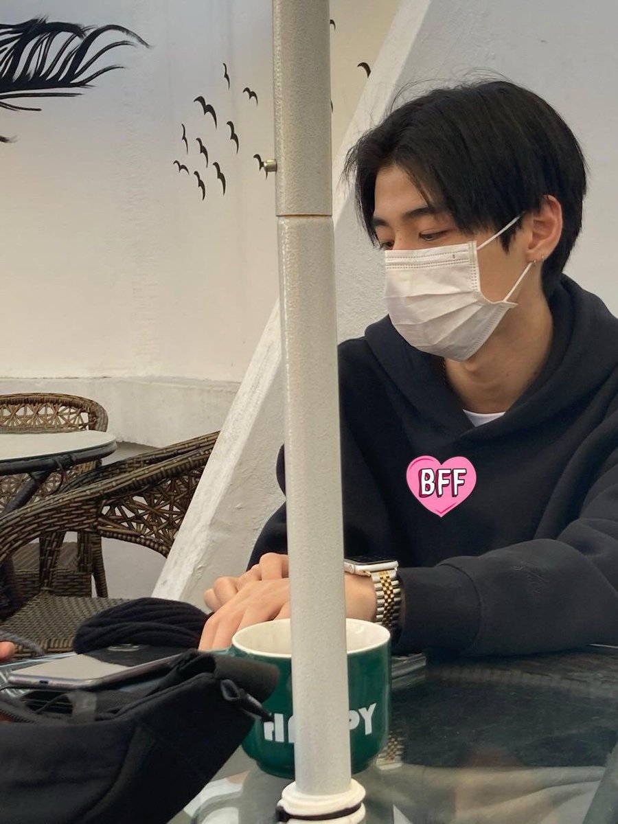 Han____ing's tweet photo. 시발…….애플워치메탈스트랩으로 가오챙기던고딩이 머리묶고다니는어른남자가됐다는현실이제겐너무버겁습니다 https://t.co/ckXDhBCods