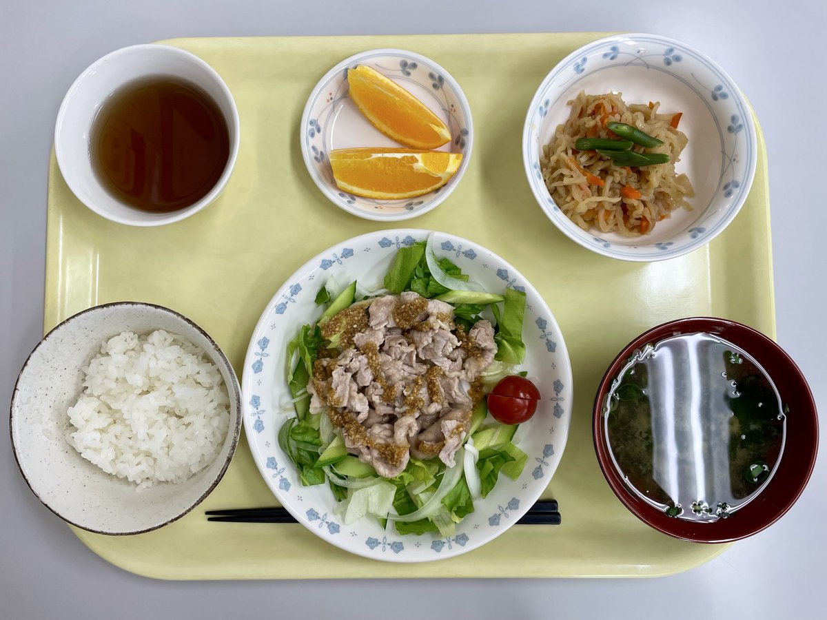 agapejcws's tweet photo. #座間市立もくせい園
#給食
ご飯
味噌汁
豚しゃぶのゴマだれ
切り干し大根煮つけ
オレンジ https://t.co/jeboiNgBXP