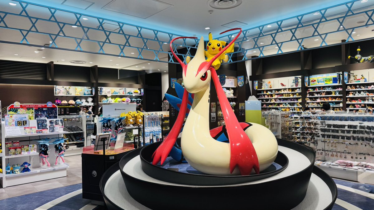 OG_DQW's tweet photo. 金沢フォーラスにて。
ポケモンセンター限定ピンズがあるとのことで高松は逃したがまた行こう🚶

それよりもこれよりもキュレム二度目にて遂にGETで幸😭
個体値なんて気にしない！😂

#ポケモンGO
#PokémonGO
#ポケモンセンター
#キュレム https://t.co/mRWdg6O0yN