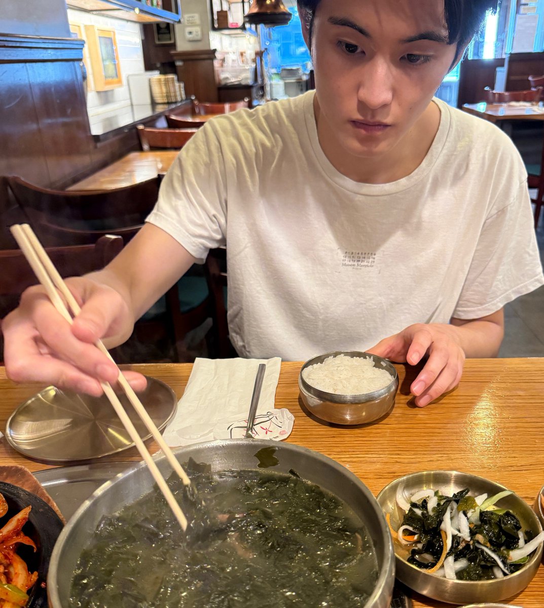 markyuppi's tweet photo. imagine you're on a dinner date with him, and this is your pov :) https://t.co/6xzAQvi9SA