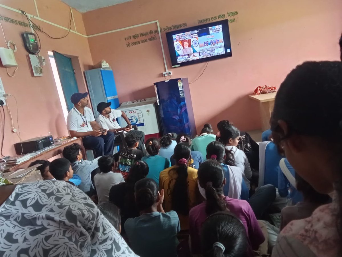 YuvaPurnea's tweet photo. माननीय प्रधानमंत्री श्री नरेन्द्र मोदी जी द्वारा "नशा मुक्त युवा फॉर विकसित भारत - संकल्प अभियान" का शुभारंभ।
उच्च माध्यमिक विद्यालय, मोहनपुर में आयोजित कार्यक्रम में  युवाओं ने नशा मुक्ति की सामूहिक शपथ ली।

#MYBharat #NashaMukYuva https://t.co/glRgWvuJ5z