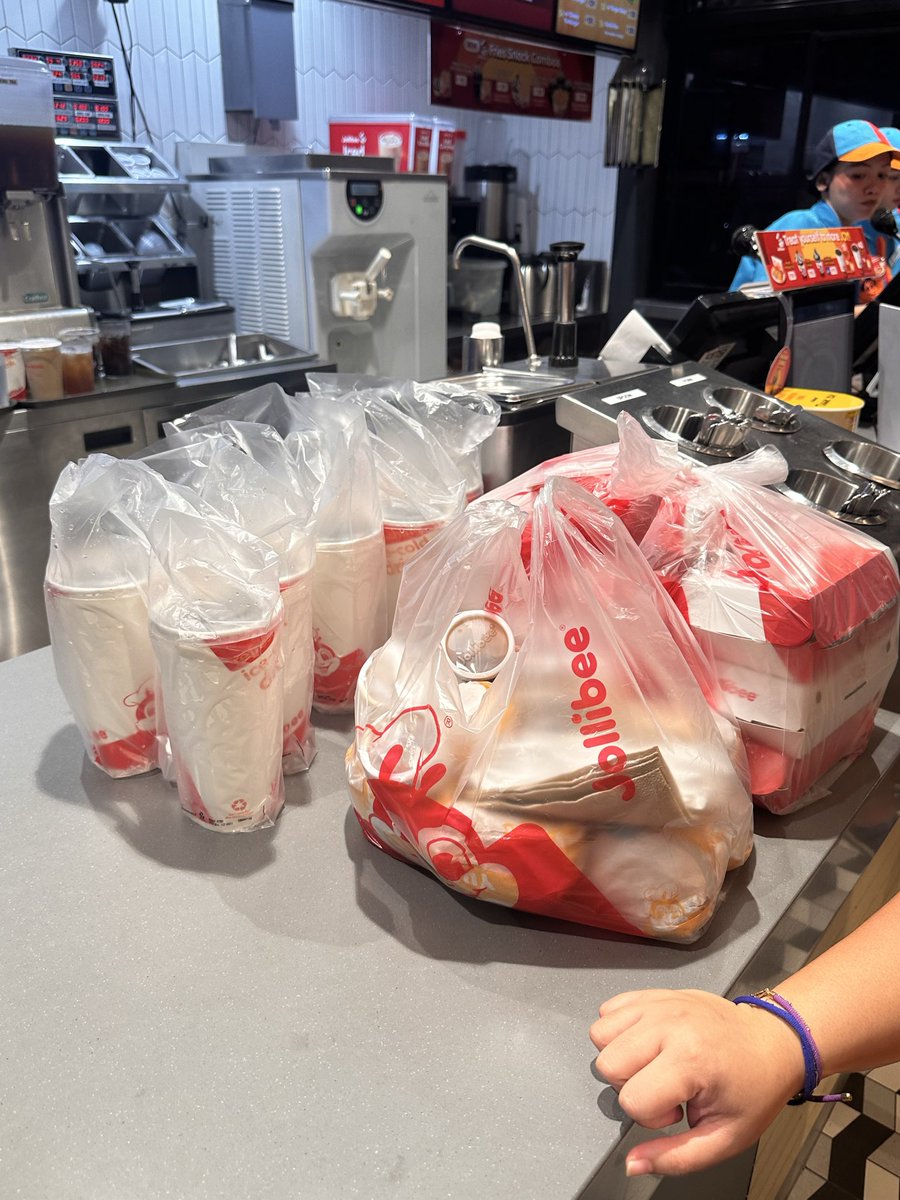pamints___'s tweet photo. Round 2!!!

Sana next jollibini wag na double patty. Sobrang umay HAHAHAHAHAHA di ko talaga maubos https://t.co/Xe88mBTZSd