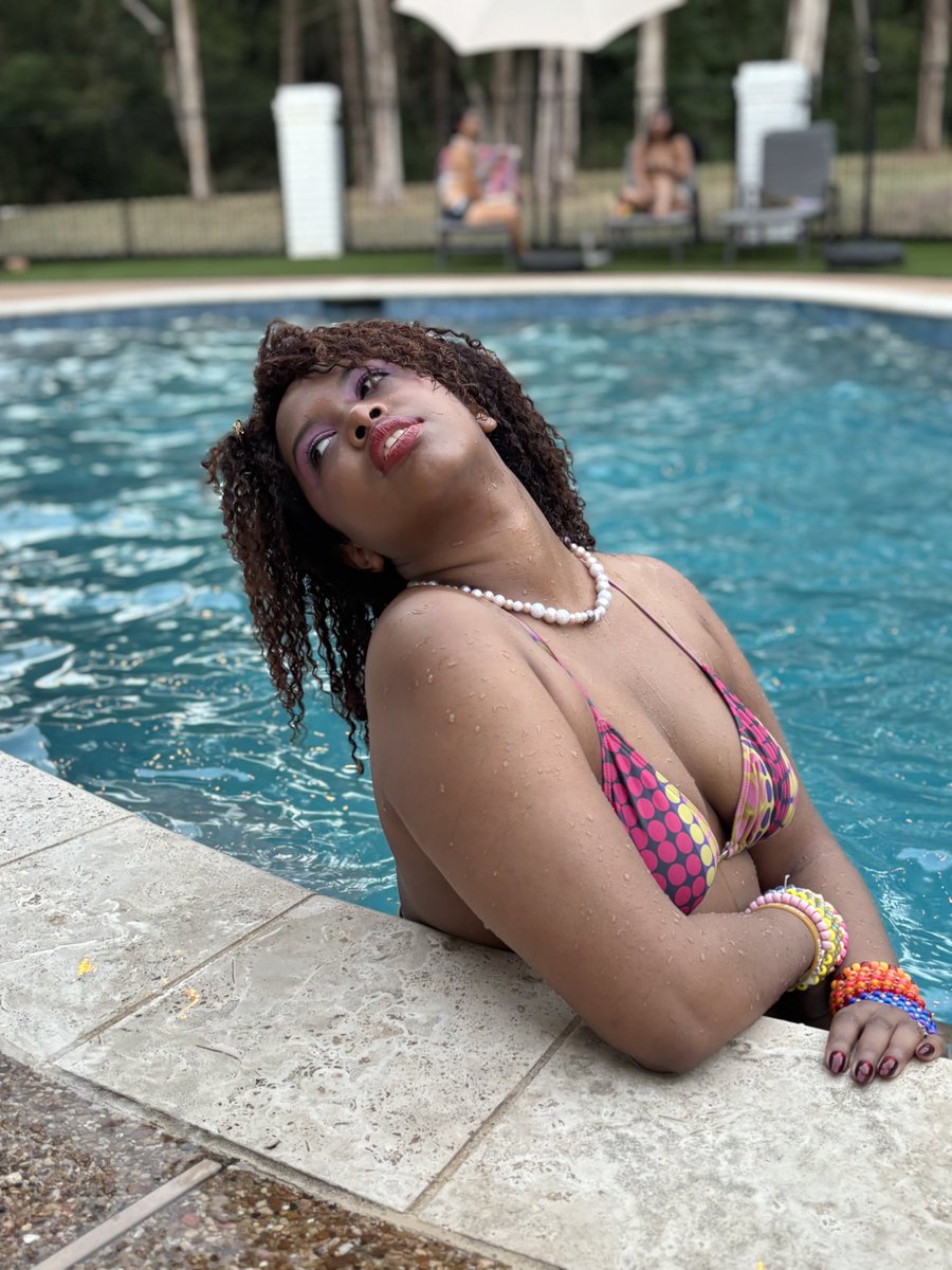 urdarlingayesha's tweet photo. siren in the water https://t.co/ZBgMMSGEGA