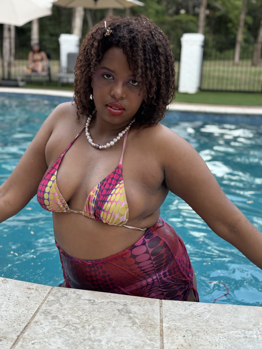 urdarlingayesha's tweet photo. siren in the water https://t.co/ZBgMMSGEGA