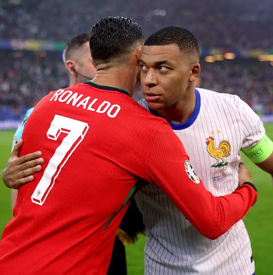 TouchlineX's tweet photo. 🚨 𝗗𝗜𝗗 𝗬𝗢𝗨 𝗞𝗡𝗢𝗪: Cristiano Ronaldo and Kylian Mbappe are the only players to have gotten 80k fans attending their presentation as a signing. 

They both signed for Real Madrid when it happened. https://t.co/60ZWXev5iY