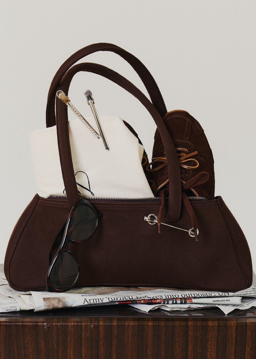 zaventhofficial's tweet photo. The kind of bag you'll want to carry every day, with a little MONOLITH to complete the look.

MONOLITH BAG
Color: Obsidian, Bone, Clay
Material: Denim

Price: 3,190 THB

#ZAVEN #ZAVENER https://t.co/Oq0dJMSzdI