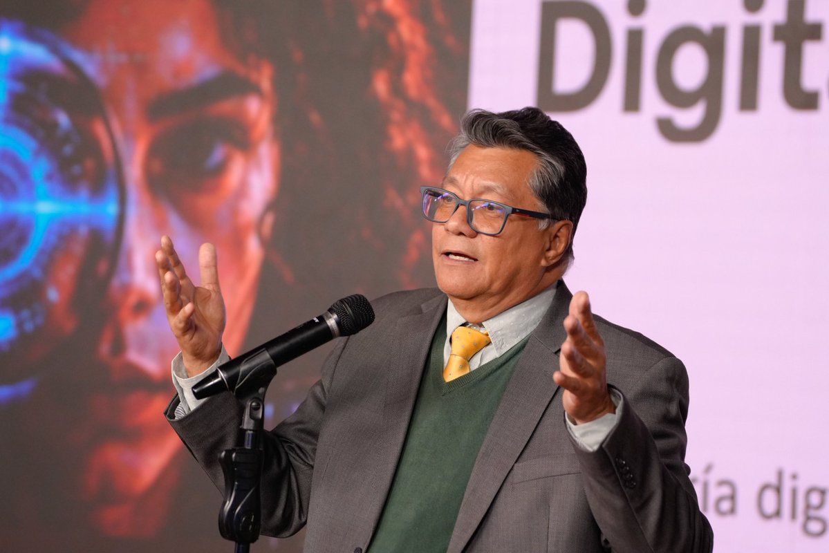CelsoTeteC's tweet photo. COLOMBIA ESTARÍA ANTE EL MAYOR ESCÁNDALO ELECTORAL DE SU HISTORIA RECIENTE 

El Presidente @petrogustavo, junto a ingenieros, abogados y el grupo de Testigos Digitales, presentó las evidencias de un fraude electoral de carácter informático. 

Según su exposición, el análisis de más de 350.000 documentos encontró formularios E-14 que fueron reprocesados después de ser escaneados; metadatos y huellas digitales borradas; archivos con sellos de “confidencial”; documentos que aparecían inicialmente como “página no digitalizada” y luego fueron publicados con información distinta; además de inconsistencias en firmas y en la trazabilidad de los archivos.

95 municipios con más votantes que habitantes, 150 municipios donde el censo electoral supera el 95 % de la población y 256 municipios donde supera el 90 %, concentrados principalmente en Boyacá, Santander, Antioquia, Cundinamarca y el Eje Cafetero. 

En esos municipios, Abelardo de la Espriella obtuvo una ventaja de más de 751.000 votos, lo que amerita una investigación técnica y judicial.

Petro también sostuvo que el patrón de transmisión de resultados —con primeras mesas favoreciendo a Abelardo y últimas mesas favoreciendo a Cepeda de manera repetitiva— no correspondería a un comportamiento estadísticamente normal.