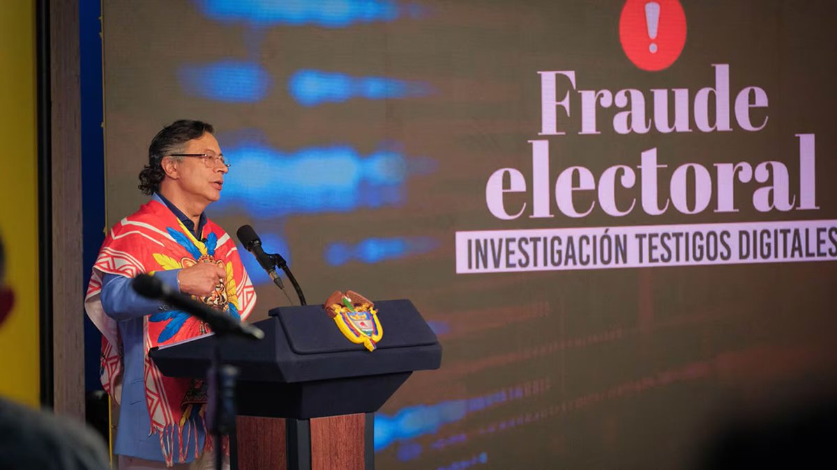 CelsoTeteC's tweet photo. COLOMBIA ESTARÍA ANTE EL MAYOR ESCÁNDALO ELECTORAL DE SU HISTORIA RECIENTE 

El Presidente @petrogustavo, junto a ingenieros, abogados y el grupo de Testigos Digitales, presentó las evidencias de un fraude electoral de carácter informático. 

Según su exposición, el análisis de más de 350.000 documentos encontró formularios E-14 que fueron reprocesados después de ser escaneados; metadatos y huellas digitales borradas; archivos con sellos de “confidencial”; documentos que aparecían inicialmente como “página no digitalizada” y luego fueron publicados con información distinta; además de inconsistencias en firmas y en la trazabilidad de los archivos.

95 municipios con más votantes que habitantes, 150 municipios donde el censo electoral supera el 95 % de la población y 256 municipios donde supera el 90 %, concentrados principalmente en Boyacá, Santander, Antioquia, Cundinamarca y el Eje Cafetero. 

En esos municipios, Abelardo de la Espriella obtuvo una ventaja de más de 751.000 votos, lo que amerita una investigación técnica y judicial.

Petro también sostuvo que el patrón de transmisión de resultados —con primeras mesas favoreciendo a Abelardo y últimas mesas favoreciendo a Cepeda de manera repetitiva— no correspondería a un comportamiento estadísticamente normal.