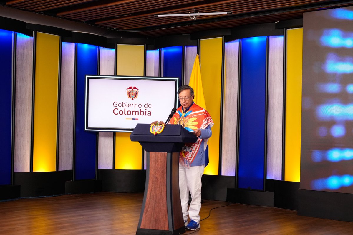 CelsoTeteC's tweet photo. COLOMBIA ESTARÍA ANTE EL MAYOR ESCÁNDALO ELECTORAL DE SU HISTORIA RECIENTE 

El Presidente @petrogustavo, junto a ingenieros, abogados y el grupo de Testigos Digitales, presentó las evidencias de un fraude electoral de carácter informático. 

Según su exposición, el análisis de más de 350.000 documentos encontró formularios E-14 que fueron reprocesados después de ser escaneados; metadatos y huellas digitales borradas; archivos con sellos de “confidencial”; documentos que aparecían inicialmente como “página no digitalizada” y luego fueron publicados con información distinta; además de inconsistencias en firmas y en la trazabilidad de los archivos.

95 municipios con más votantes que habitantes, 150 municipios donde el censo electoral supera el 95 % de la población y 256 municipios donde supera el 90 %, concentrados principalmente en Boyacá, Santander, Antioquia, Cundinamarca y el Eje Cafetero. 

En esos municipios, Abelardo de la Espriella obtuvo una ventaja de más de 751.000 votos, lo que amerita una investigación técnica y judicial.

Petro también sostuvo que el patrón de transmisión de resultados —con primeras mesas favoreciendo a Abelardo y últimas mesas favoreciendo a Cepeda de manera repetitiva— no correspondería a un comportamiento estadísticamente normal.