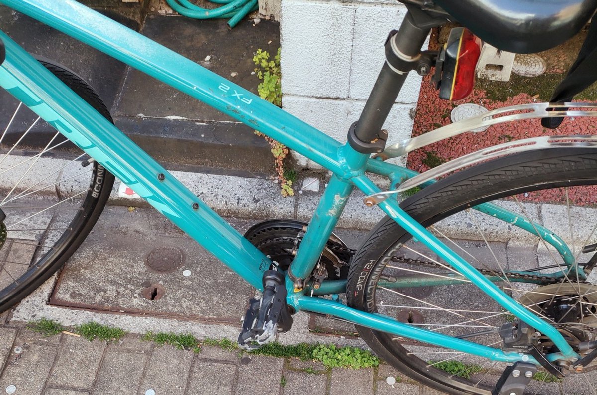 SonofaMitchh's tweet photo. 【自転車を探しています】
先日、都内で配達中に盗難に遭いました
車両: クロスバイク Trek Fx2 Women's Disc
最後に停めた場所: 新宿区富久町15
時間: 7/29(水)19:10頃
色: 緑っぽい青
特徴: フレームに傷多数有、付属品は画像参照下さい

もし見かけたらDMやリプライで情報いただけると幸いです🙇‍♀️ https://t.co/m7e1vqjfLG