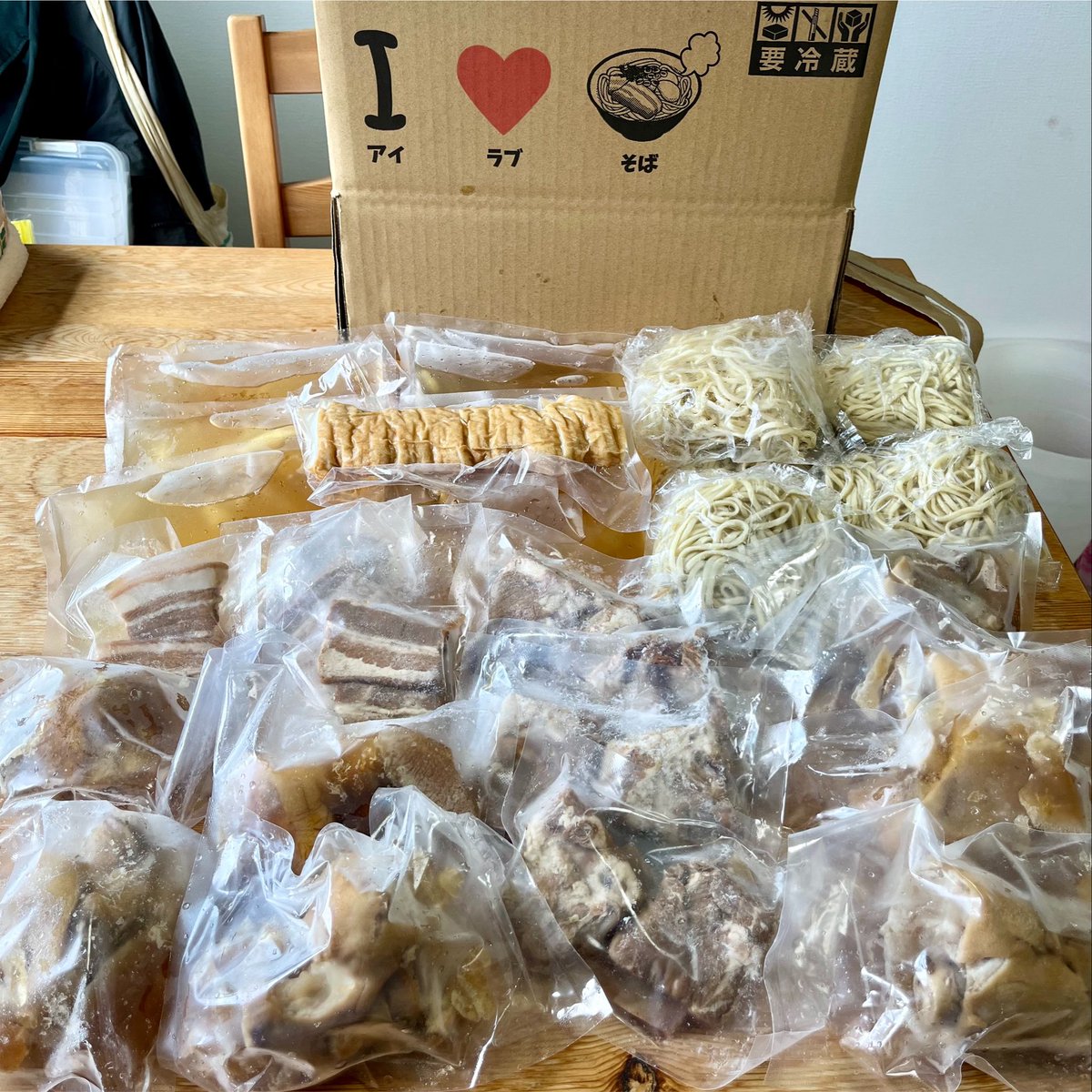 nam_rg3's tweet photo. お中元で大量の沖縄そばが届いた😆！
わーい！わーい！
わー…

2日以内！？ https://t.co/gE4neN2zCQ
