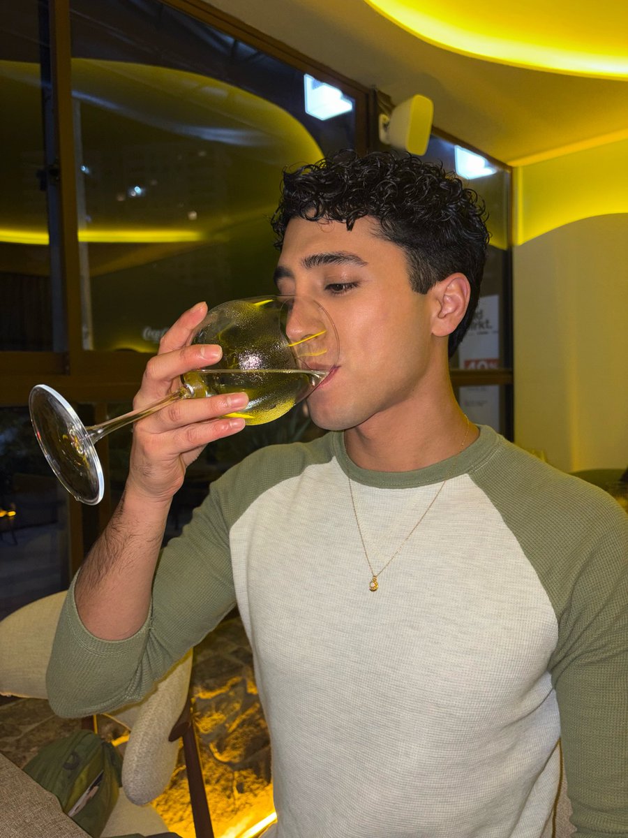 onlychristophr's tweet photo. Cómo se dice vino en tu país? Jajaj 🍷 https://t.co/Vo1U9IAhQq