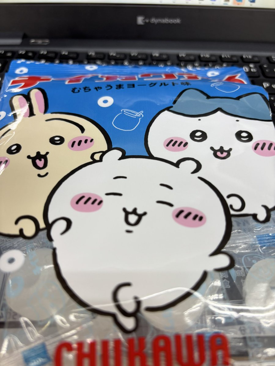 boba_5000's tweet photo. จี้กาวะ น่ารักในโลกที่ไม่น่ารัก
ผมรุ้จักไอตัวเอ๋อนี่จากเพื่อนกลุ่มชายแท้ ผมงงว่ามึงดูเหี้ยอะไรของมึงกันวะ ส่งรีลมาทุกวัน แล้วบอกมึงไปศึกษาเอาเองเถอะว่าทำไม มันต้องมีเหตุผลแน่ๆที่ไอพวกขี้เหยียดแบบนี้มาดูอะไรน่ารักๆ ผมเลยไปทำการศึกษามายกใหญ่เลยพบว่า ถึงมันจะน่ารักแต่โลกที่มันอยู่มันไม่ได้น่ารัก

ตัวเอ๋อพวกนี้มันอยู่ในโลกที่
- ทุกคนต้องทำงานหาเงิน ถอนหญ้า ล่าปีศาจ
- การถอนหญ้ามีระบบสอบ ต้องอ่านหนังสือ คือใครก็ถอนได้ แต่ถ้ามีใบเซอถอนหญ้าจะได้เงินที่เยอะขึ้น
- ล่าปีศาจเปนงานอันตราย เพื่อนโดนแดกบ้าง บางคนสูญเสียตัวเองบ้าง
- ตัวน่ารักๆในโลกไม่ได้น่ารัก มีอาเจนด้าแอบแฝง มีการหลอกลวง มีเหตุผลของตัวเอง

ไอ้จี้ (ชื่อมันแปลตรงๆว่า ตัวเหี้ยอะไรก้ไม่รู้ที่ตัวเล็กน่ารัก) เปนตัวนู๋จนตัวนึงที่รักผองเพื่อน อ่อนแอ ขี้แง พูดไม่เปนคำ แต่อยากมีชีวิตที่ดี อยากกินอิ่มนอนหลับ อยากใช้ชีวิตแบบไม่ต้องห่วงเวลาตื่น อยากอยุ่กับเพื่อน อยากซื้อของเล่น อยากมีความสุขเล็กๆ (คือกูเอง ต่างกันแค่ไม่น่ารัก) 

คือโลกมันต้องใช้เงิน จี้เลยต้องตั้งใจอ่านหนังสือมากๆเพื่อไปสอบถอนหญ้าแต่ก็สอบตก แต่เพื่อนมันสอบผ่าน แต่ก็ต้องรักษาน้ำใจกัน ฮาจิวาเระไม่ดูถูกจี้ จี้อิจฉาแต่จี้ก้ยินดีกับเพื่อน

จี้มันกลัวทุกอย่าง เก่งก้ไม่เก่ง ทั้งๆที่ไอจี้ไม่ได้มีความฝันที่ยิ่งใหญ่เลย แต่ความพยายามของมันก็ไม่ได้หมายความว่าทุกอย่างจะสำเร็จเสมอไป ถึงจะสอบตก จะพลาด จะกลัว แต่มันก้ต้องแหกขี้ตามาใช้ชีวิตของมันต่อ

เหมือนเรื่องมันอยากจะตั้งคำถามว่า หากโลกไม่ยุติธรรม ไม่อ่อนโยนกับเรา ความพยายามไม่ใช่ทุกอย่าง เราในฐานะคนตัวเล็ก ธรรมดา ไม่เก่ง ไม่แข็งแรง เราจะอยู่รอดยังไง