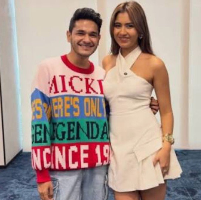 abhira99's tweet photo. Akanksha shrestha ko follow kar sakti hein nayan k sath podcast kar sakti hein dheeraj wala to chor hi do but yogesh shreya k sath cordial nahi ho sakta. Kiyu re?? Akanksha ne yogesh ko kharid liya he kya? Ya yogesh ka ghar chalati hein akanksha  
#YogeshRawat
#Yoganksha https://t.co/NWs29vhpxH