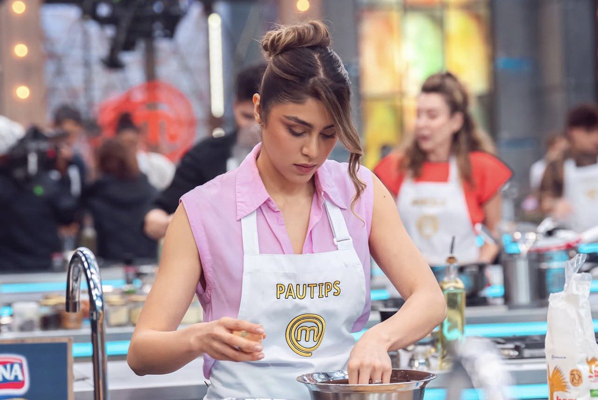 realityscol's tweet photo. De Pautips se podrán decir muchas cosas, pero esa vieja es demasiado dedicada. Se le nota la disciplina a mil en esa cocina. #MasterChefCelebrityColombia https://t.co/iCrYuNaL9h