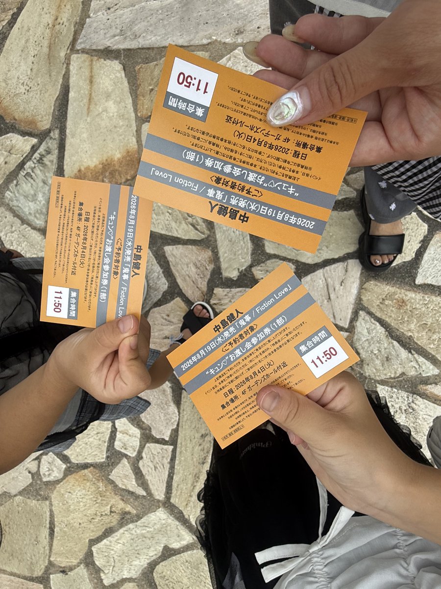 a08_13ya's tweet photo. ケンティーのリリイベ行ってきた🥺💙
きゅんお渡し会🫰🏻
娘2人連れて、、未就学児は抱っこと書いてたからお預かり🫣
3秒くらい見つめて（３人分買ってたから長かったかも）きゅんきゅんきゅんきゅん🫰🏻🫰🏻連呼してくれた🤣
娘は熱中症気をつけてね！って言われてた！死ぬー😇😇😇 https://t.co/O9tWQM9BdS