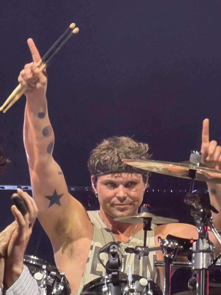 dgauv17's tweet photo. Bandana Ashton and Bicep Calum. I won. https://t.co/aAyfgrdeMi