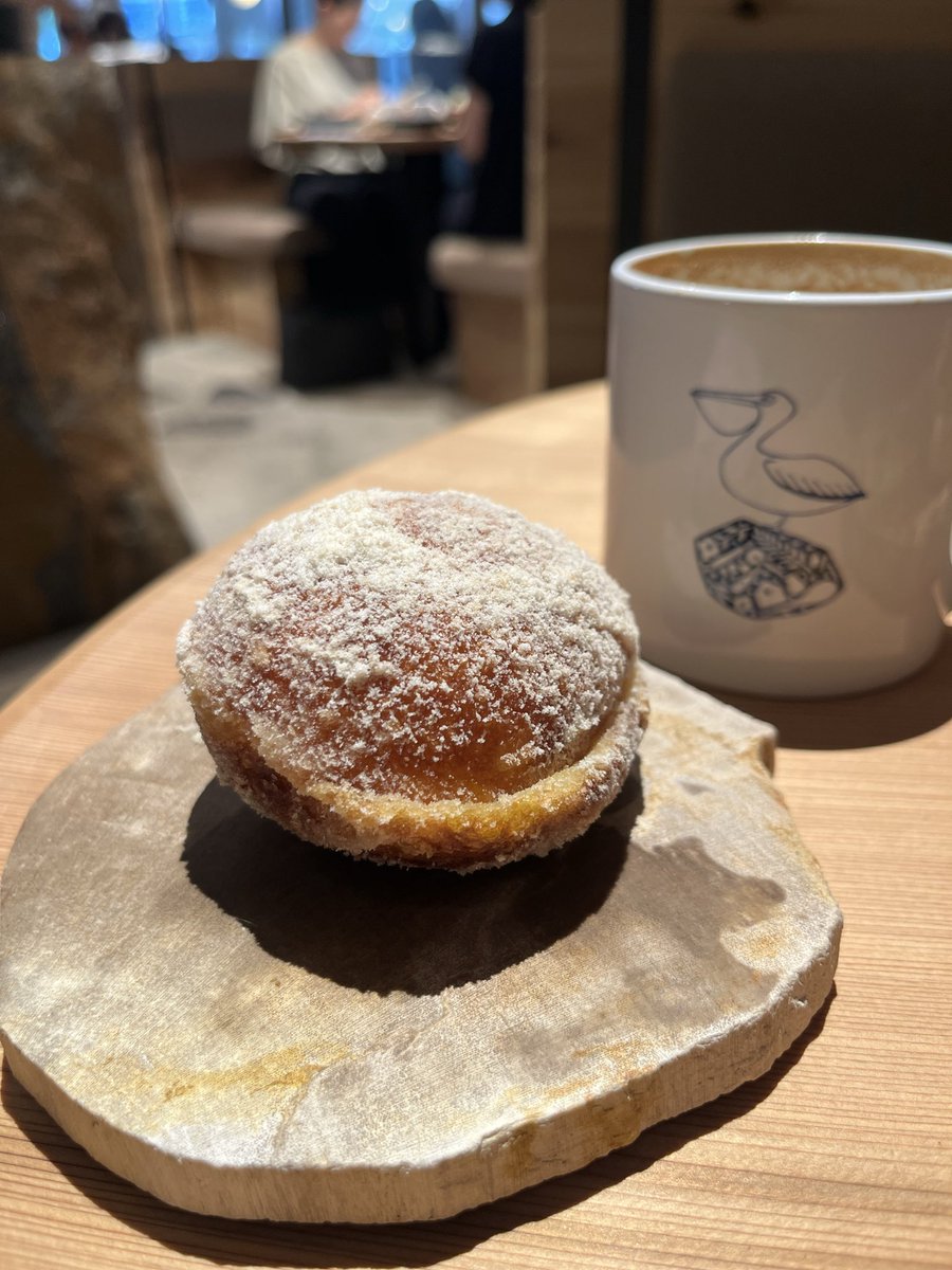 ca3vr's tweet photo. 揚げたての生ドーナツ🍩ふわっふわで美味しかった🥰 https://t.co/b0pz777hfV