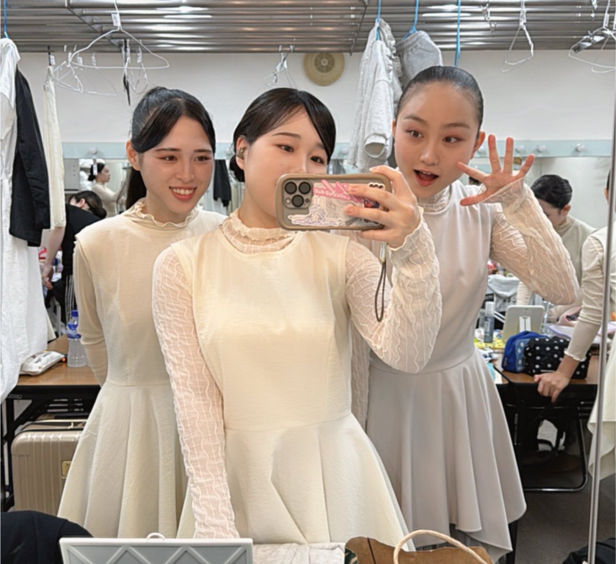 KuwanaReiko's tweet photo. ビヨンドドーン
本日5️⃣日目でございます！
マチソワ楽しむどー👊
ご来場心よりお待ちしております！

あいりさんとあっこさんとパシャリ📷

#himawariBD 
#ビヨンドドーン https://t.co/NHVJfliWJy