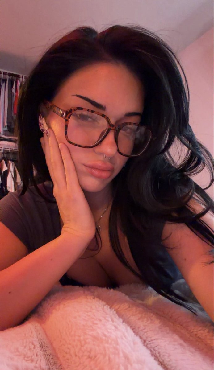 Madiii_ttaayy's tweet photo. glasses on or off? https://t.co/buGzDoAjZy