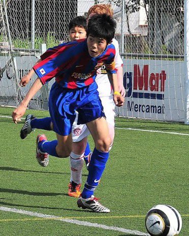 LaMasia_idn's tweet photo. Jadi, La Masia dan Barça Academy adalah 2 hal yang berbeda.

La Masia = Tidak berbayar, pure scouting/seleksi

Barça Academy = Berbayar, ribuan orang bisa mendaftar buat ikut Camps-nya. 
Cabang Barça Academy untuk Camps ini banyak di berbagai negara, termasuk Indonesia 2 tahun terakhir ngadain Camps juga.

Nah untuk anak Nia Ramadhani ini sepertinya dia ikut Soccer Camps yang emang baru saja diadakan di Amerika selama 6 minggu.

Kalau anaknya Nia emang sebagus itu, mungkin benar dia jadi salah satu yang terpilih, karena biasanya pemain-pemain yang menonjol di Camps dapet kesempatan trial di La Masia, 1-2 minggu biasanya.

Apakah yang abis ikut Camps ini bisa ke La Masia?
Bisa aja, tapi kecil bgt presentase yang dari Camps ini tembus La Masia.
Dulu Camps di Fukuoka diikuti Take Kubo dan Takehiro Tomiyasu, akhirnya Kubo masuk La Masia, Tomiyasu nggak.
Sekelas Tomiyasu aja gak tembus loh..