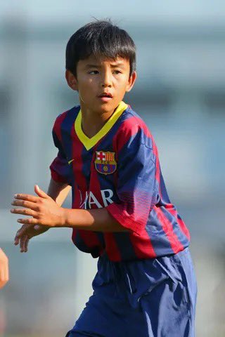 LaMasia_idn's tweet photo. Jadi, La Masia dan Barça Academy adalah 2 hal yang berbeda.

La Masia = Tidak berbayar, pure scouting/seleksi

Barça Academy = Berbayar, ribuan orang bisa mendaftar buat ikut Camps-nya. 
Cabang Barça Academy untuk Camps ini banyak di berbagai negara, termasuk Indonesia 2 tahun terakhir ngadain Camps juga.

Nah untuk anak Nia Ramadhani ini sepertinya dia ikut Soccer Camps yang emang baru saja diadakan di Amerika selama 6 minggu.

Kalau anaknya Nia emang sebagus itu, mungkin benar dia jadi salah satu yang terpilih, karena biasanya pemain-pemain yang menonjol di Camps dapet kesempatan trial di La Masia, 1-2 minggu biasanya.

Apakah yang abis ikut Camps ini bisa ke La Masia?
Bisa aja, tapi kecil bgt presentase yang dari Camps ini tembus La Masia.
Dulu Camps di Fukuoka diikuti Take Kubo dan Takehiro Tomiyasu, akhirnya Kubo masuk La Masia, Tomiyasu nggak.
Sekelas Tomiyasu aja gak tembus loh..
