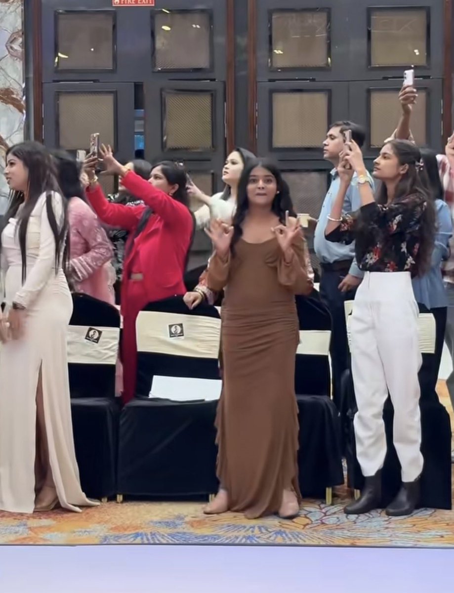AlkaMis29's tweet photo. Just see the reaction of the girl in the brown gown 🥰🥰🥰
@itsmetejasswi GORGEOUS as ALWAYS 🥰🥰
#TejRan #TejasswiPrakash https://t.co/QfhmsNcZU3