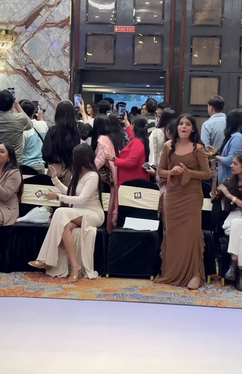 AlkaMis29's tweet photo. Just see the reaction of the girl in the brown gown 🥰🥰🥰
@itsmetejasswi GORGEOUS as ALWAYS 🥰🥰
#TejRan #TejasswiPrakash https://t.co/QfhmsNcZU3