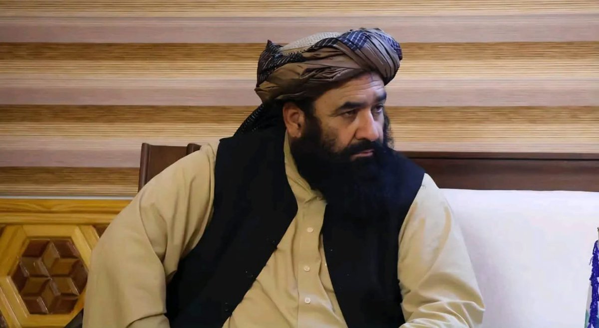 UomarAns's tweet photo. د بادغیس ولایت مقام:

والي صاحب، د نیمروز د پېښې د شهیدانو کورنیو ته ورغی او د خواخوږۍ ترڅنګ یې له هرې کورنۍ سره ۱۰ زره افغانۍ نغدي مرسته هم وکړه. https://t.co/C8nIj3Qo6U