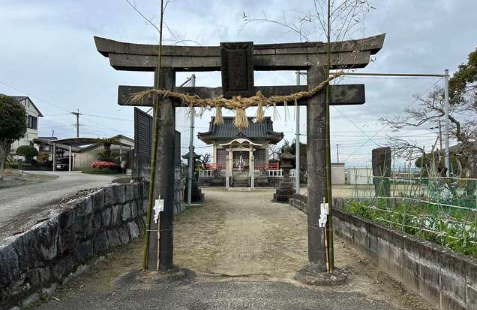 inari_shoten's tweet photo. 【こわい】
神社に勝手に住んでいたネパール人、逮捕される

これは冗談やない。

＜鳥栖署は3日、日本に不法滞在していた疑いで、住所不定・職業不詳のネパール国籍の男をその場で逮捕＞

神社に外国人が住み着き、不法残留で逮捕。

通報されるまで見つからへん。

在留管理、どうなっとるねん