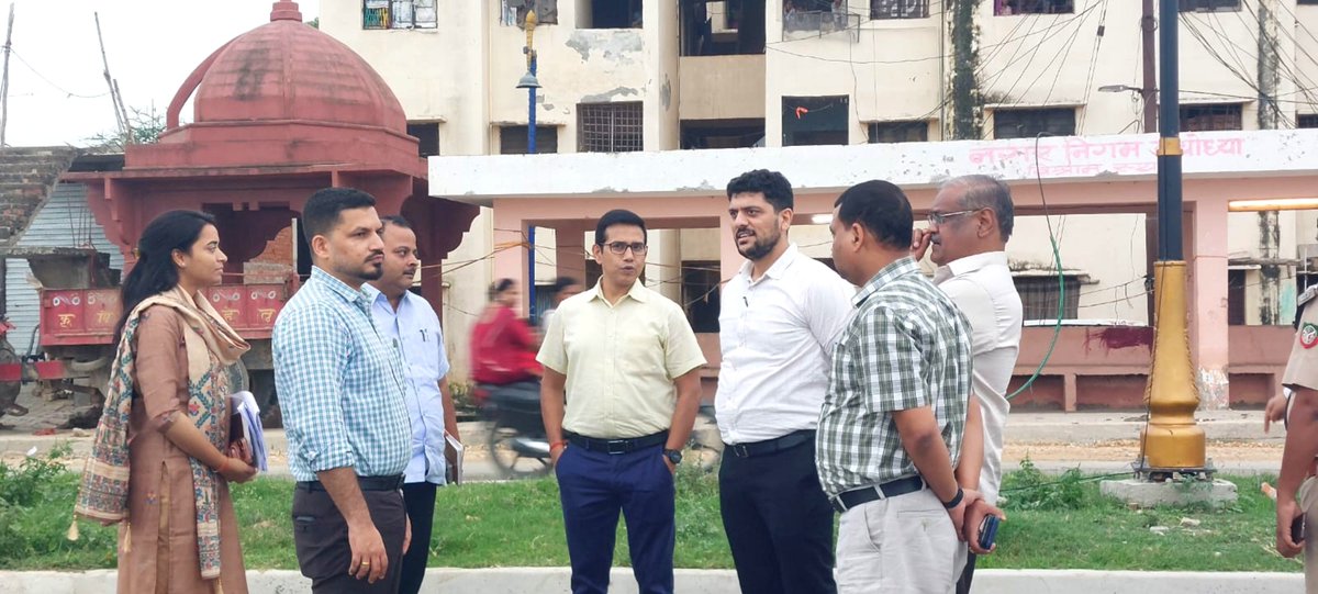 dmayodhya's tweet photo. मण्डलायुक्त महोदय के साथ चौदहकोसी एवं पंचकोसी परिक्रमा मार्ग पर चल रहे वृक्षारोपण कार्यों का स्थलीय निरीक्षण कर संबंधित को आवश्यक दिशा निर्देश दिए गए। https://t.co/AQedqKk2PB