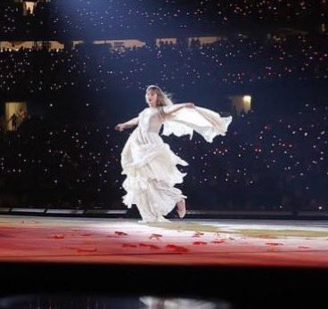 LissySwift13's tweet photo. she was a fairy 🧚🏻‍♀️ https://t.co/LEC9qaLhzV