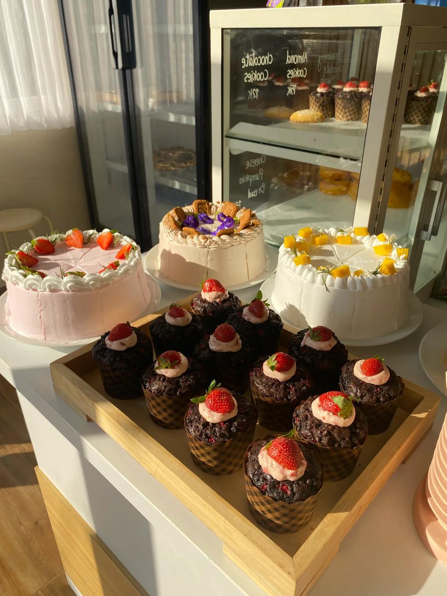 XBetcha's tweet photo. Dulu ngedecor 1 cake berjam jam sekarang decor 10 cake tiap hari mayanlah cuman butuh waktu 2 jam an🥲 https://t.co/cpyr9X7skr