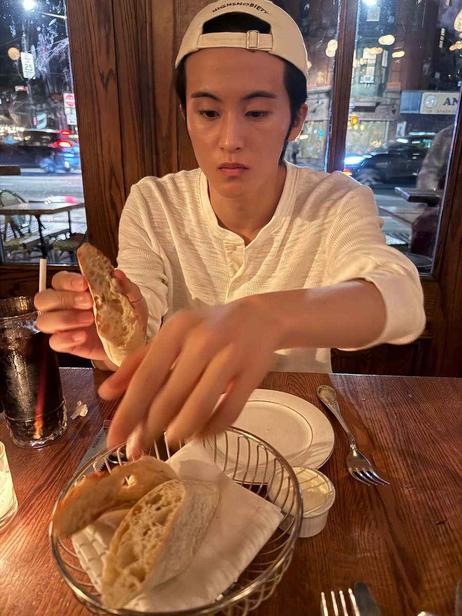 iprayncrybutdry's tweet photo. อยากนั่งกินข้าว แล้วมีคนหล่อๆทรงแบบนี้นั่งอยุ่ฝั่งตรงข้ามว่ะ จะถ่ายลงสตอรี่จนเป้นจุดไข่ปลา อวด https://t.co/BjxDKBCATS