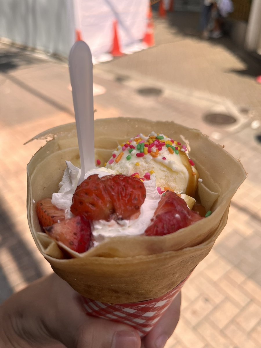 mokehobby's tweet photo. 原宿の竹下通りでクレープ🍰 https://t.co/9ni9zaTwCN