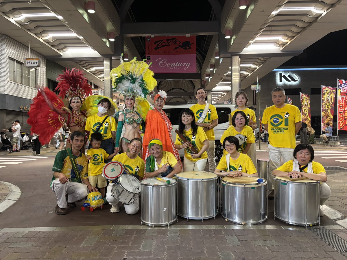 samba_oba's tweet photo. 8/1 呉土曜夜市
サンバ連合ホーザ・ジ・ヒロシマ　
Unidos Rosa de Hiroshima
出演しました。

イベント出演が続きます。
次は8月9日(日)17:30
ひろしま盆ダンスに出演します。
ひろしまゲートパークです。
https://t.co/exzupYczdb https://t.co/ka04GqZOUk