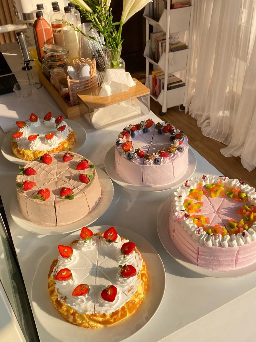 XBetcha's tweet photo. Dulu ngedecor 1 cake berjam jam sekarang decor 10 cake tiap hari mayanlah cuman butuh waktu 2 jam an🥲 https://t.co/cpyr9X7skr