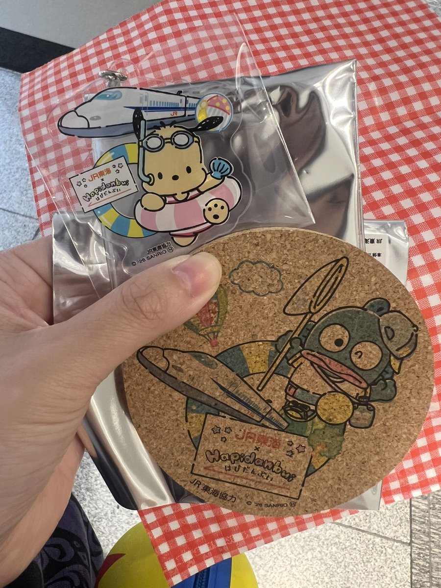 811cnbn's tweet photo. 【交換】JR東海×はぴだんぶい  はぴだんぶい アクリルキーホルダー コースター

譲▶ハンギョドン、ポチャッコ

求▶どちらもバツ丸くん

現在、東京駅にいるので、可能であれば2:2で交換いただけると嬉しいです！お気軽にお声掛けください🙇‍♀️ https://t.co/RHUMj5pFfH