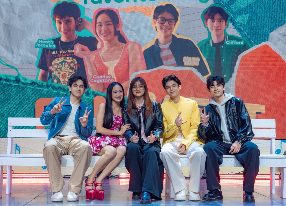_userneymm's tweet photo. Uwvskegdue nanginig who?! Jusko capres yung kamay mo kasi nak tas may tatlo pang pogi sa gilid wuiwhsjs

#YMFSFANMEET https://t.co/tsP8TfOruK