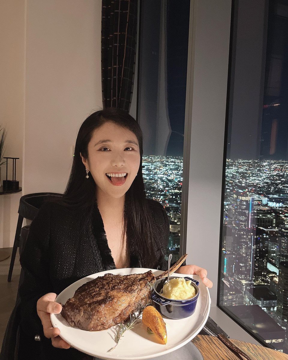 ZipTripsIn's tweet photo. Last night my friends and I checked out a fantastic restaurant 🍽️
More captivating to me than the steak🥩 on my plate was actually the city's nightscape📷just outside the window so gentle and serene. Worries and fatigue vanish instantly. https://t.co/hh7rpJXdRh